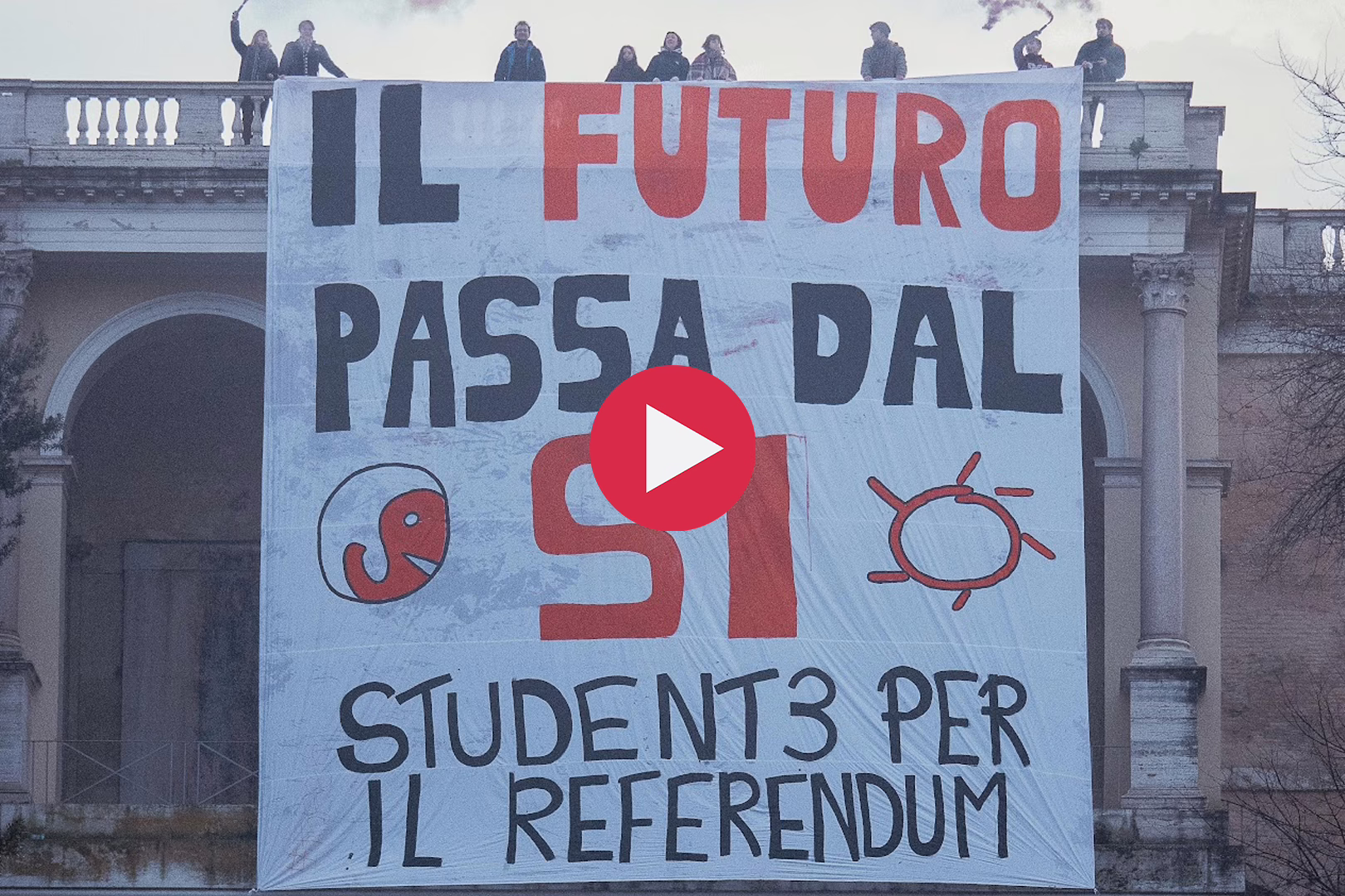 Flash Mob per I referendum 2025 dal balcone del pincio a roma della rete degli studenti medi e dell'unione degli universitari.